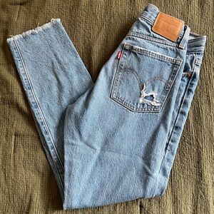 Gently Used Women’s Levi’s Wedgie Fit Straight Distressed Jeans W25 L27